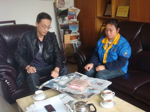 慰问送关切，伸手献爱心