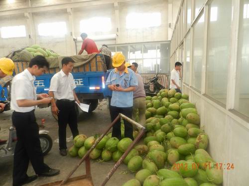 夏季气温节节升，清冷西瓜再三送
