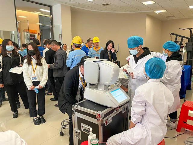 员工们轮流进行视力查抄，整个过程井然有序。