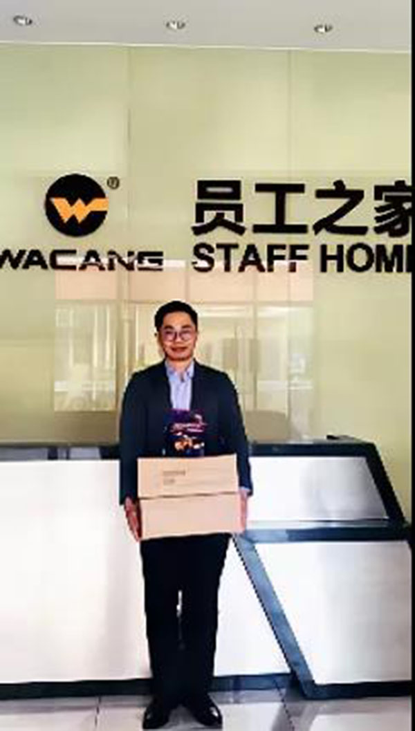 收到新年糖、购物卡等新春福利，员工们展示出喜悦的笑容