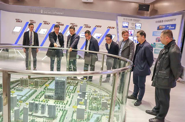潘伟深董事长携带辅导参观履历馆，并为其介绍4008云顶集团全铝利用产业链