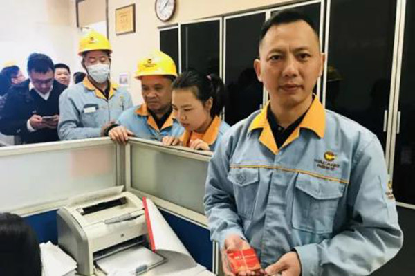 收到新年糖、购物卡等新春福利，员工们展示出喜悦的笑容