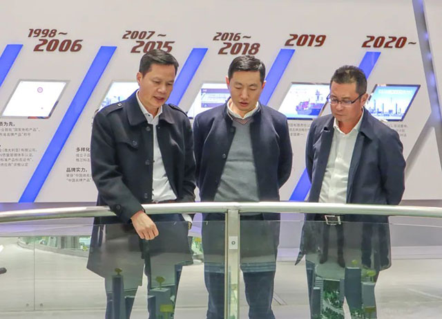 潘伟深董事长携带辅导参观履历馆，并为其介绍4008云顶集团全铝利用产业链