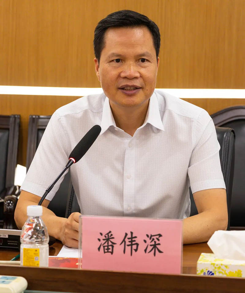 座谈会上，潘董介绍了4008云顶集团集团的经营与出产情况，反映了企业的难题与需要。