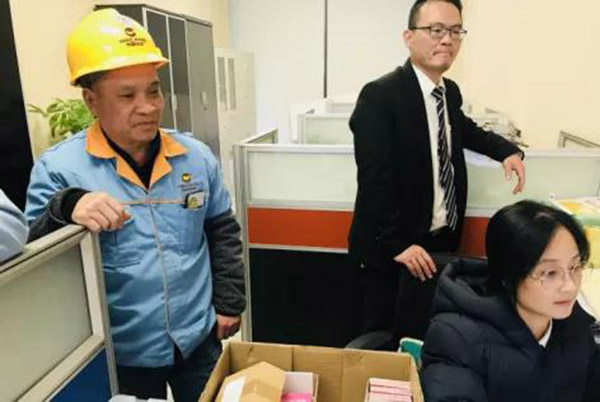 收到新年糖、购物卡等新春福利，员工们展示出喜悦的笑容