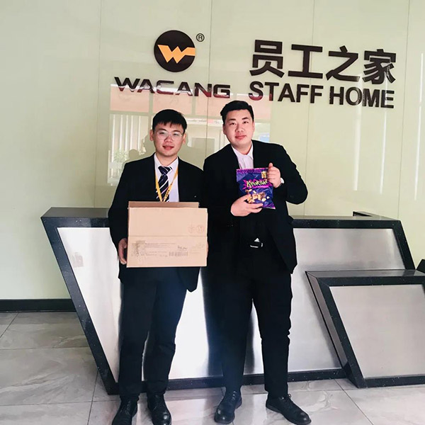 收到新年糖、购物卡等新春福利，员工们展示出喜悦的笑容