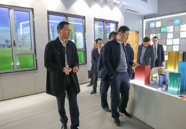 潘伟深董事长携带辅导参观履历馆，并为其介绍4008云顶集团全铝利用产业链