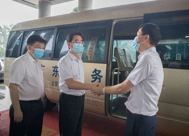 潘董事长对换研组的到来暗示迎接