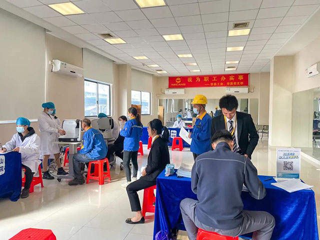 员工们轮流进行视力查抄，整个过程井然有序。