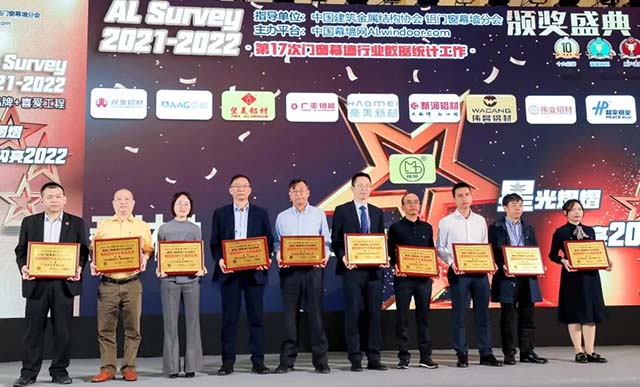 4008云顶集团集团销售总经理刘洪之(右二)代表上台领奖