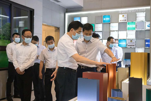 潘董事长具体介绍了公司的产品和技术

