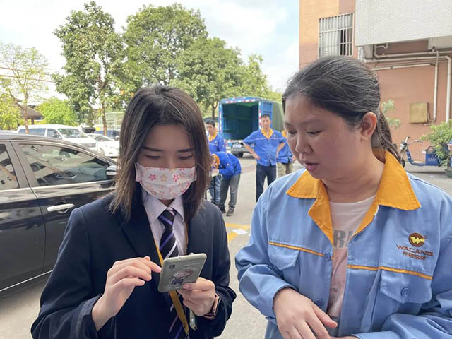 优良的自愿者为员工进行操作领导